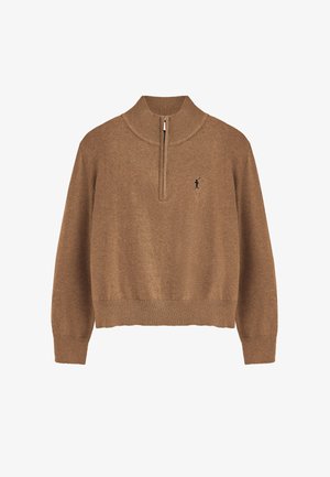 Brauner Strickpullover mit hohem Kragen, Viertel-Reißverschluss und gerippten Bündchen. Mit einem Logo-Akzent auf der Brust. Weiche Textur.