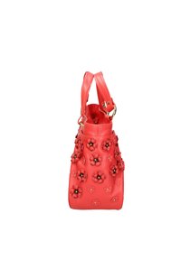 Borsa a mano in pelle rossa con applicazioni floreali, texture liscia, doppi manici superiori e forma strutturata con base rinforzata.