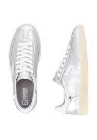 Baskets argentées en cuir lisse, à bout rond et avec des lacets blancs. Comprend une semelle texturée et un logo de la marque discret sur le côté.