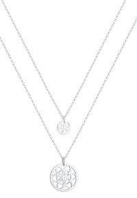 Collana con pendente in argento caratterizzata da due catene sovrapposte. Il pendente più grande ha un design circolare con motivi floreali ritagliati.
