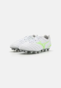 Balti futbolo batai su tekstūruotu oda, kontrastingais neoniniais žaliais akcentais ir pilku padu. Yra raišteliais užsegami ir su formuotais smeigiais.