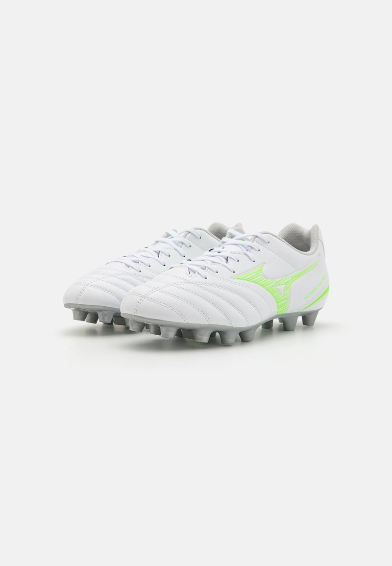 Chaussures de football blanches en cuir texturé, avec des accents néon verts contrastants et une semelle grise. Présentent un design à lacets et des crampons moulés.