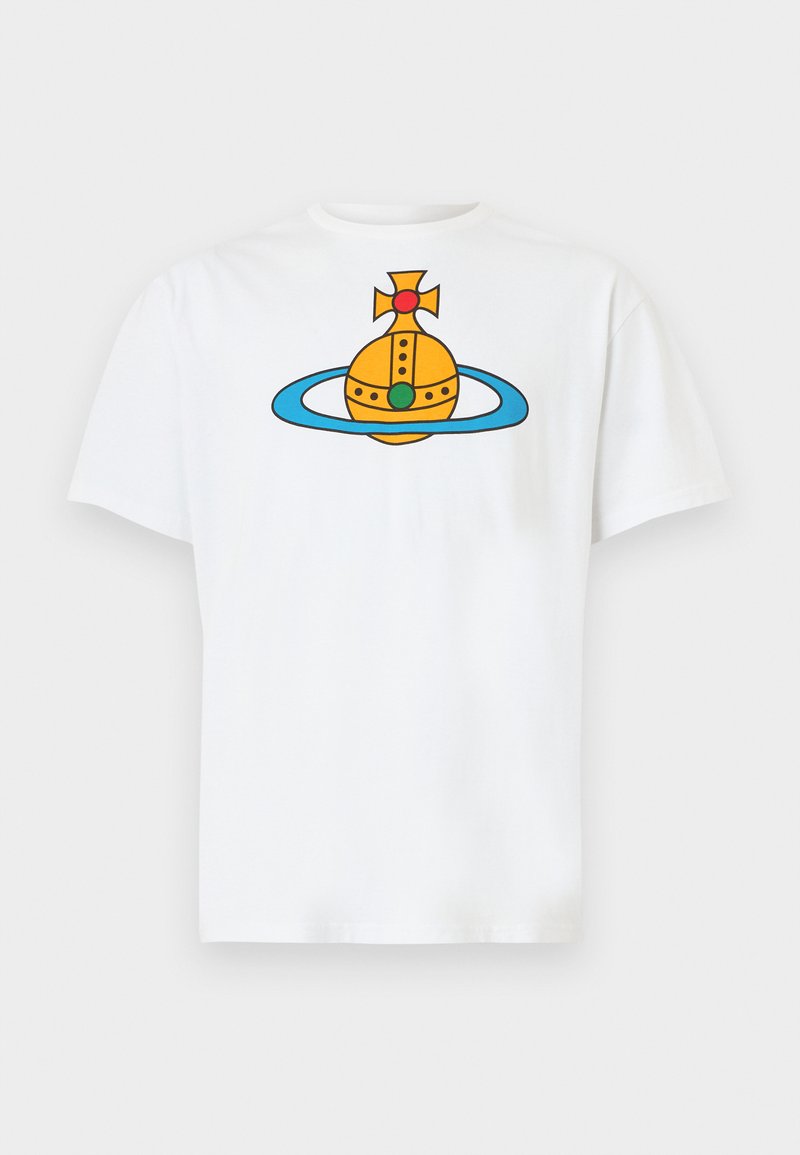 Hvid bomuld t-shirt med et centralt grafisk motiv bestående af et gult, afrundet design med en grøn accent og blå ring samt en rød topdetalje.