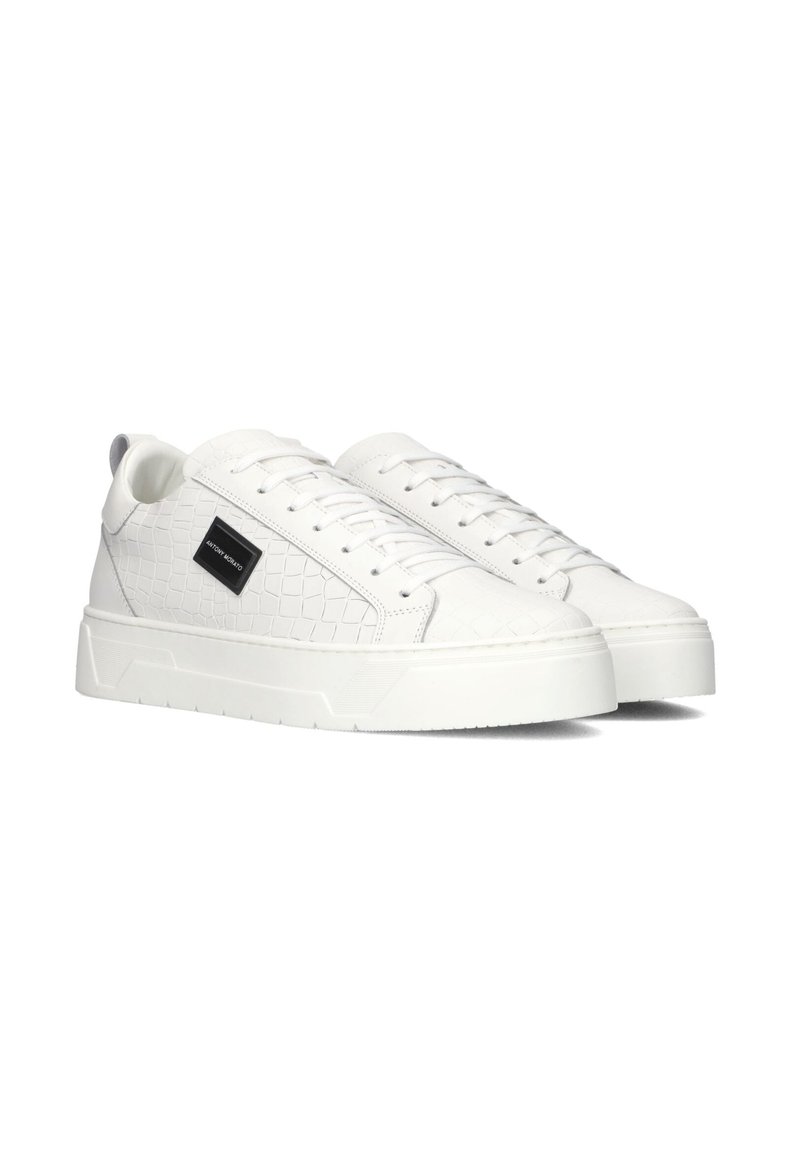 Witte sneakers met een gestructureerd krokodillenpatroon, platte rubberen zool, platte veters en een zijlogo-plaatje. Gevoerde kraag voor comfort.