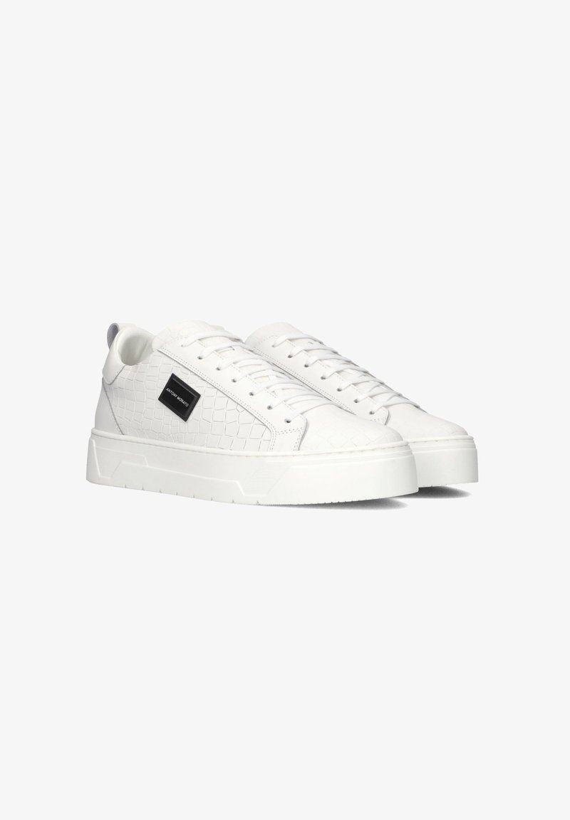 Witte sneakers met een gestructureerd krokodillenpatroon, platte rubberen zool, platte veters en een zijlogo-plaatje. Gevoerde kraag voor comfort.
