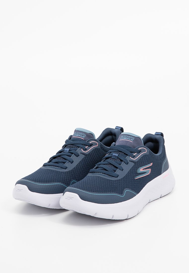 Zapatillas deportivas azul marino con parte superior de malla transpirable, suela blanca, detalles en rosa claro y cuello y lengüeta acolchados. Presenta un sistema de cordones.