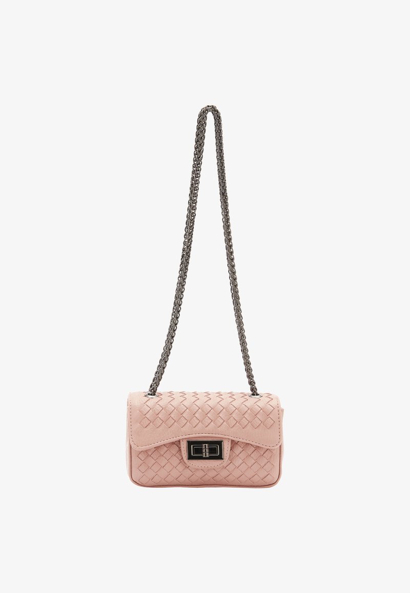 Rosa geflochtene Lederhandtasche mit einer Kettenriemen, rechteckiger Form und strukturierter Oberfläche, ergänzt durch einen Verschluss in Silberfarbe.
