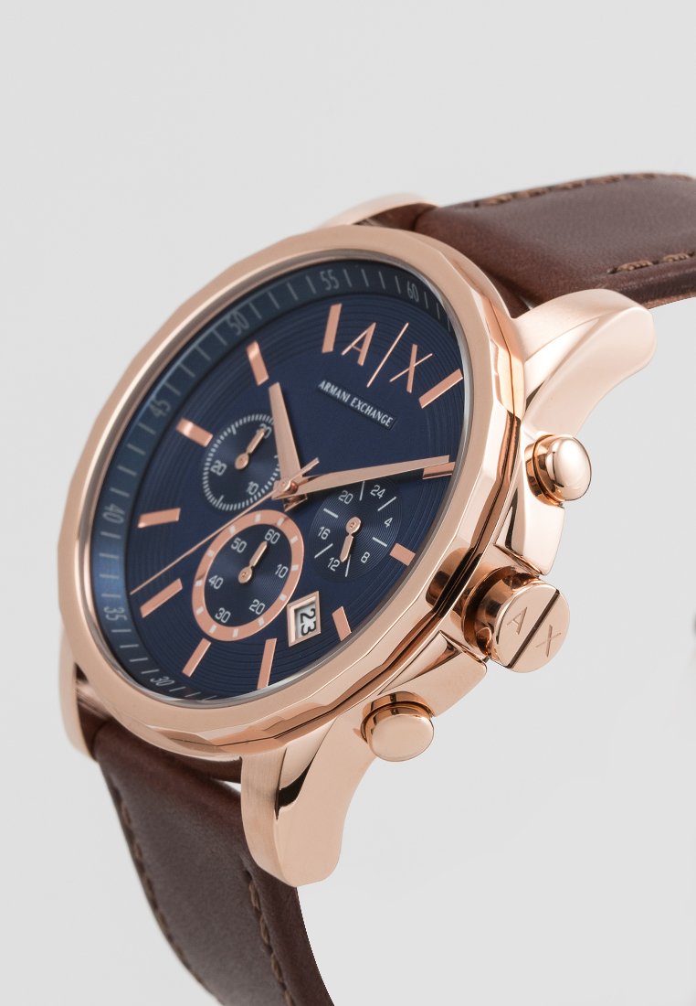 Męski zegarek chronograf z różowym złotem, stalową kopertą, niebieską tarczą, brązowym skórzanym paskiem i wyraźnymi znacznikami godzinowymi.