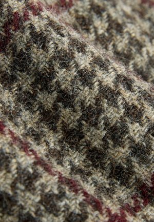 Teksturowana tkanina w brązowo-beżowy wzór w kratę houndstooth, z subtelną bordową paskiem akcentującym. Miękki, przypominający wełnę materiał.