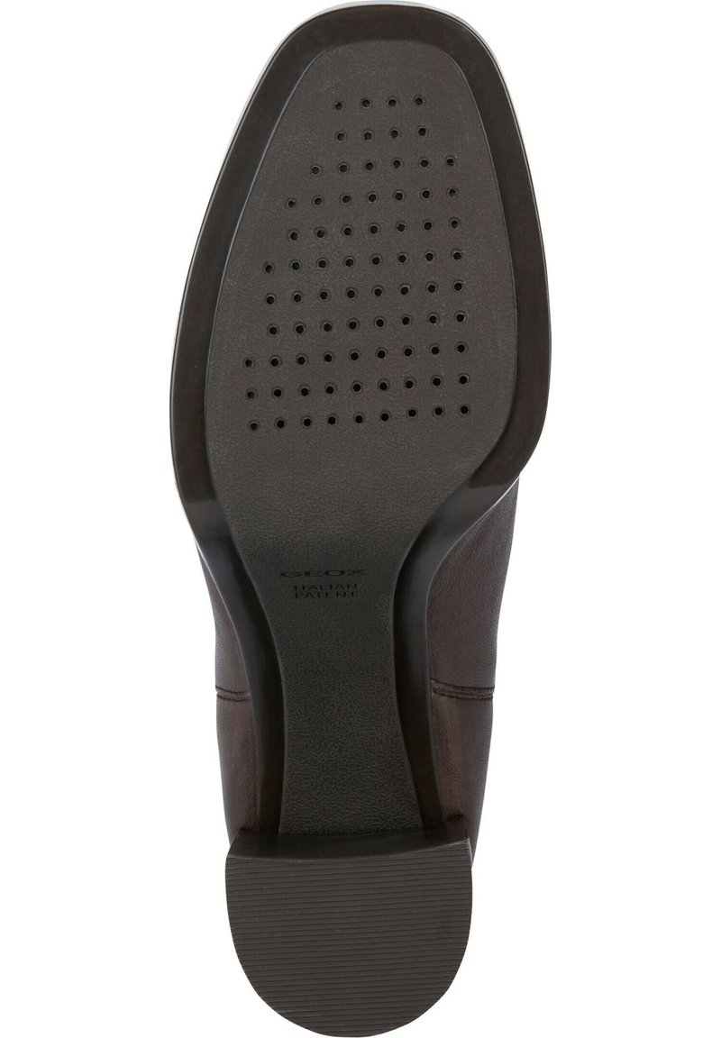 Sola di scarpa in pelle marrone con gomma testurizzata, caratterizzata da perforazioni per la traspirabilità e un tallone curvo per un maggiore comfort.