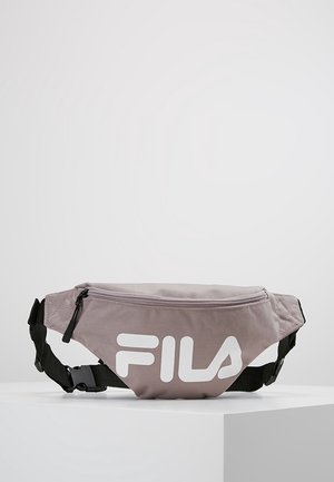 Graue Fila-Gürteltasche mit weißem Logo, schwarzem verstellbarem Riemen und Reißverschluss, auf weißer Oberfläche vor einfachem Hintergrund dargestellt.