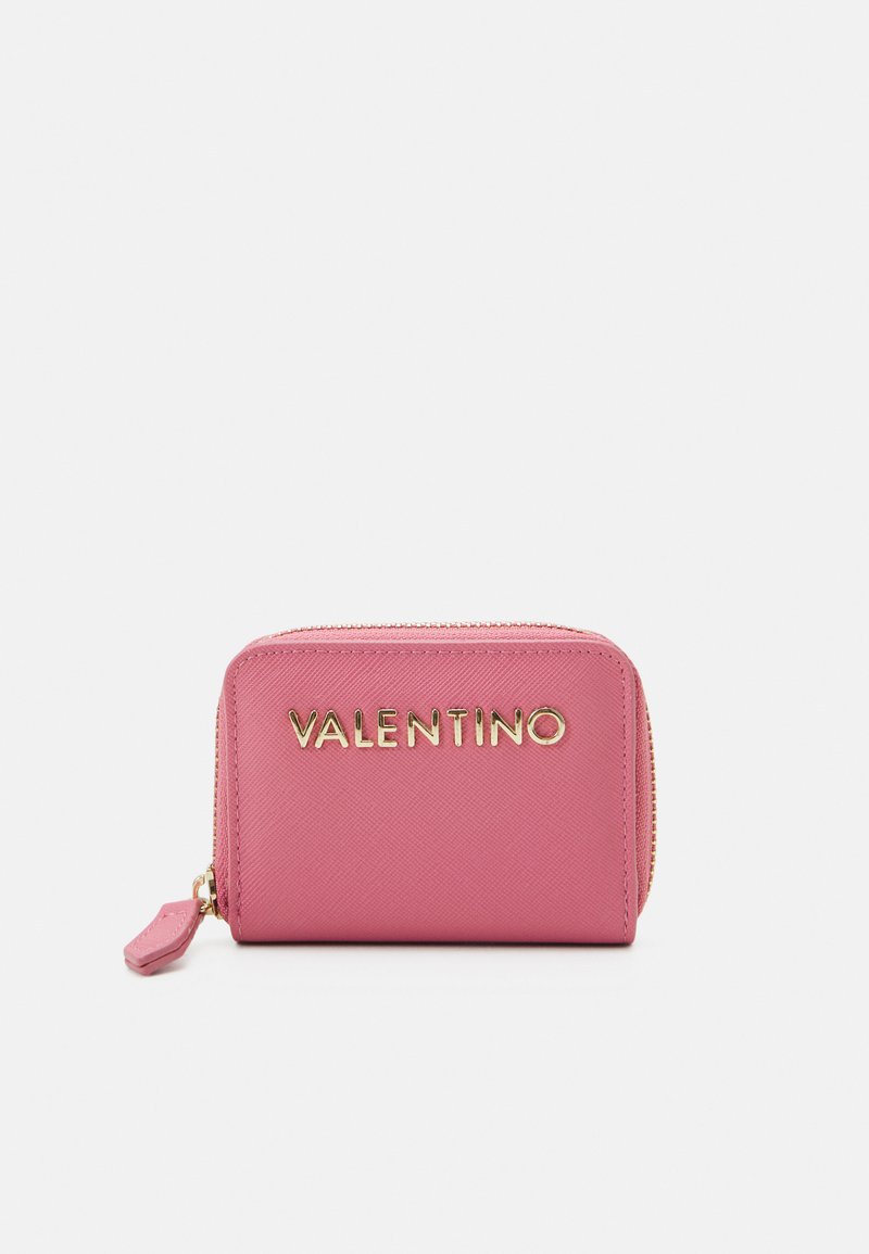Rozā ādas maku ar zelta izspiestu "VALENTINO" logotipu, ar rāvējslēdzēju un teksturētu virsmu. Kompakta taisnstūra forma ar noapaļotām malām.
