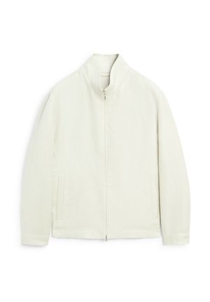 Giacca zip con colletto alto di un beige chiaro, con tasche frontali e un tessuto liscio e leggermente strutturato. Design semplice e moderno.