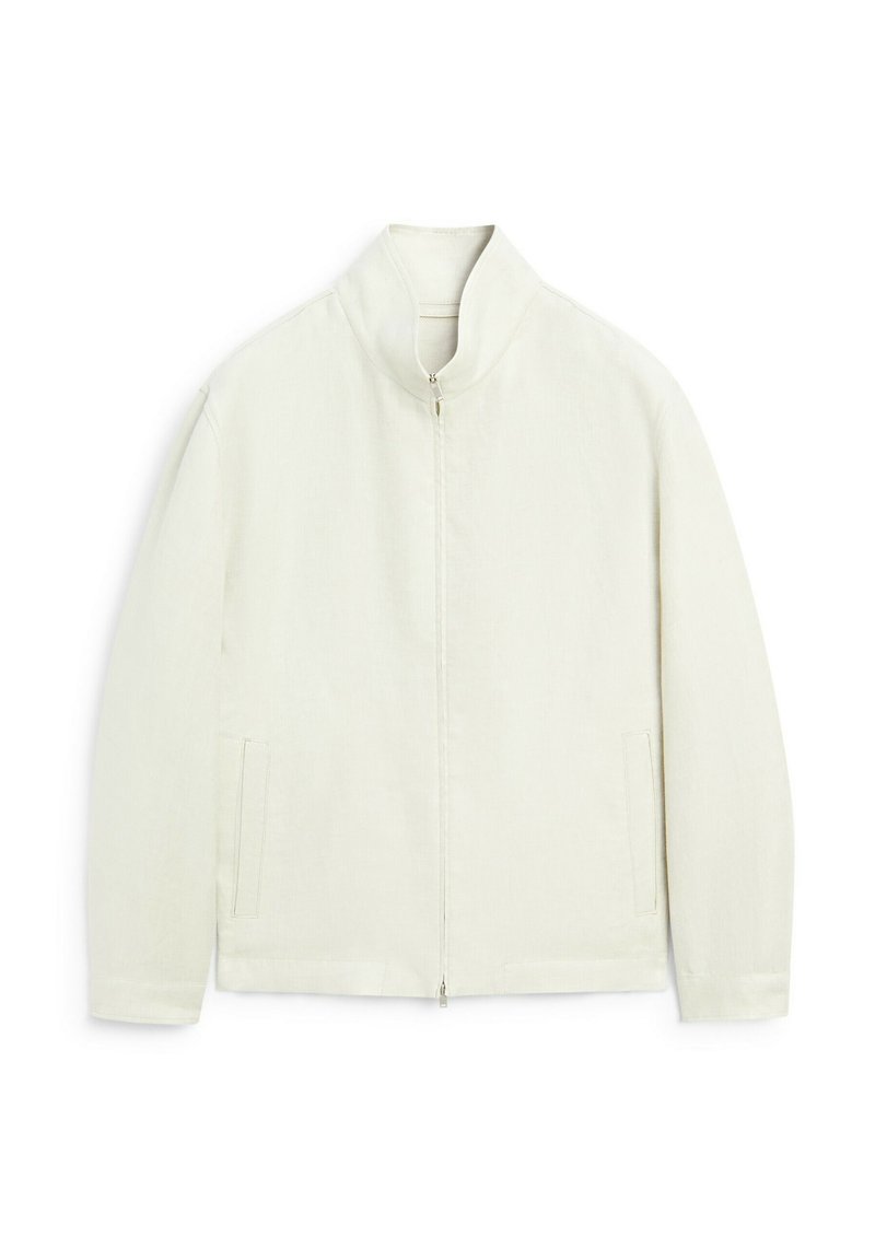 Giacca zip con colletto alto di un beige chiaro, con tasche frontali e un tessuto liscio e leggermente strutturato. Design semplice e moderno.