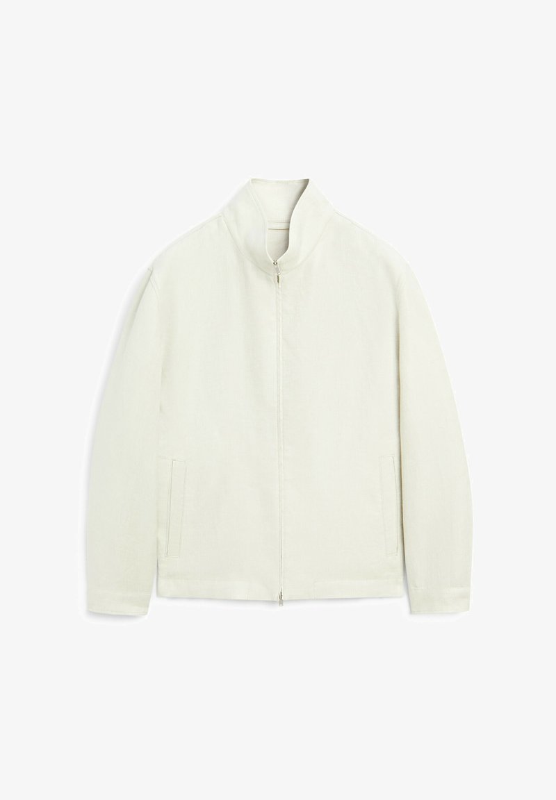 Giacca zip con colletto alto di un beige chiaro, con tasche frontali e un tessuto liscio e leggermente strutturato. Design semplice e moderno.