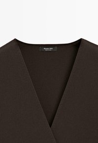 Dunkelbraunes Strickkleid mit V-Ausschnitt und sichtbarem Massimo Dutti Etikett am Halsausschnitt, hergestellt in China.