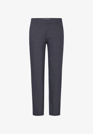 Tamsiai pilki pritaikyti kelnes su lygiu paviršiumi, siauru kirpimu, plokščiu priekiniu klostymu ir diržo kilputėmis. Nėra matomų raštų ar papuošimų.