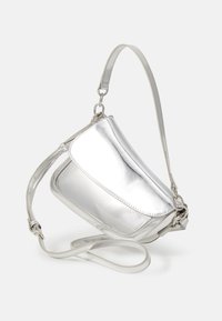 Borsa a tracolla metallica argento con finitura liscia, chiusura a patta, tracolla regolabile e design minimalista.