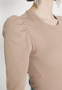JDY JDYCEREN PUFF SLEEVE - Camisola de manga comprida - chanterelle
