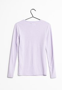 Dlouhý rukáv v světlé levanduli s jemně ribbovanou texturou. Má zaoblený výstřih a rovný lem. Visí na černém háčku.