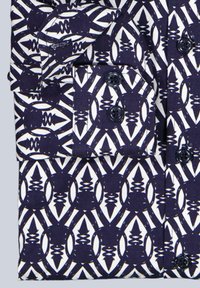 Hemd in Marineblau und Weiß mit geometrischen Mustern, umgeschlagenem Kragen und einer Brusttasche mit schwarzen Knöpfen. Glatte Stoffoberfläche.