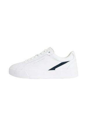 Sneaker bianca low-top con lacci bianchi e una striscia diagonale nera sul lato, con suola piatta e marchio discreto.