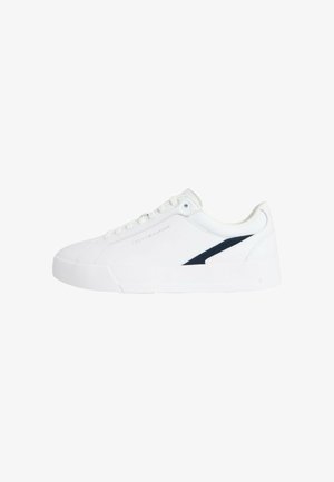Sneaker bianca low-top con lacci bianchi e una striscia diagonale nera sul lato, con suola piatta e marchio discreto.