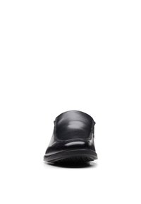 Schwarze Leder-Schlupfschuhe mit glatter Oberfläche, runder Spitze und minimalen Nähten, ausgestattet mit einer flexiblen Gummisohle.