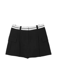Shorts noirs avec une ceinture blanche ornée de coutures décoratives, deux poches latérales et un design structuré. Le matériau semble lisse et léger.