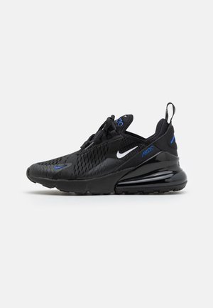 Sort Nike Air Max 270 sneaker med blå accenter, mesh-overdel, synlig luftpolstret sål og trækstrop ved hælen, set fra siden.