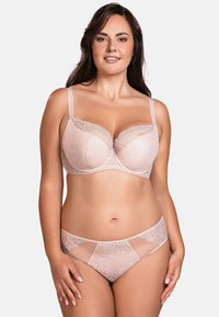 Sutien de encaje rosa claro con copas moldeadas y tirantes ajustables, combinado con braguitas a juego con borde de encaje que cuentan con paneles de malla transparente.