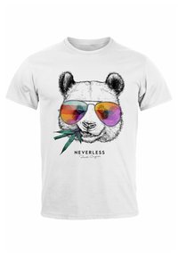 Weißes Baumwoll-T-Shirt mit einem Grafikdruck eines Pandas, der bunte Sonnenbrillen trägt und Bambus hält, mit dem Text "NEVERLESS" darunter.