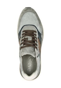 Grijze suède en mesh sneaker met bruine veters, marineblauwe accenten, en een gevoerde, gestructureerde binnenzool met de merknaam "Greve".