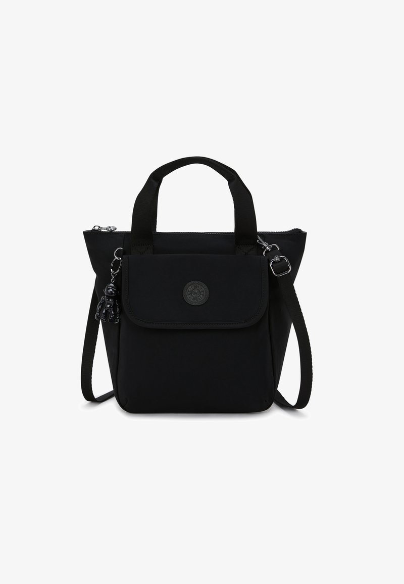 Kompakte schwarze Tasche aus Nylon, mit kurzen Griffen und einem abnehmbaren Schultergurt. Sie verfügt über eine Vorderklappe mit Tasche und einem dekorativen Anhänger.