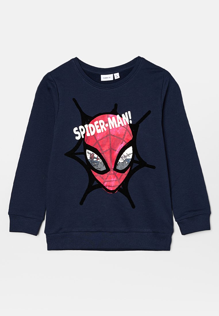Sudadera azul marino con un gráfico rojo de Spider-Man, acentos de telaraña negros y el texto "SPIDER-MAN!" en blanco. Material de algodón, cuello redondo.