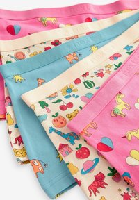 Conjunto de cinco pantalones cortos de algodón elástico en rosa, azul y crema con coloridos patrones de animales y frutas. Incluyen cinturillas elásticas.