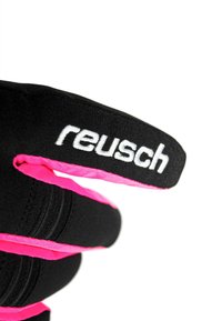 Schwarze Handschuhe mit rosa Akzenten und elastischem Riemen mit "reusch"-Logo. Das Material wirkt weich, mit einer engen Passform und strukturierter Oberfläche.