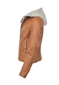 Braune Lederjacke mit grauem Kapuze, Reißverschluss, seitlichen Taschen, taillierter Passform und glatter Textur, die einen modernen Look zeigt.