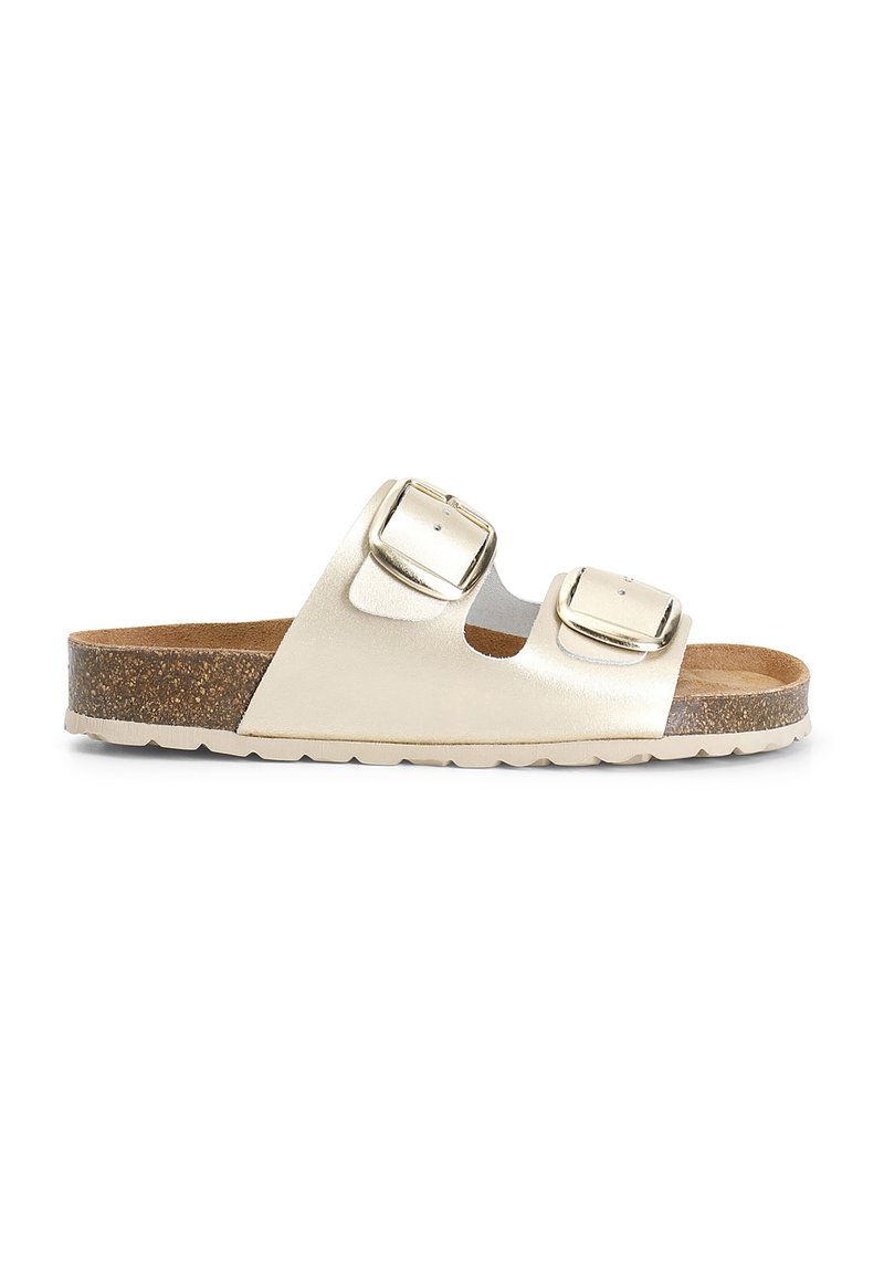Sandalo a scivolo con due fibbie in materiale sintetico oro metallizzato. Caratterizzato da una soletta in sughero e suola in gomma texturizzata. Profilo piatto con punta aperta.