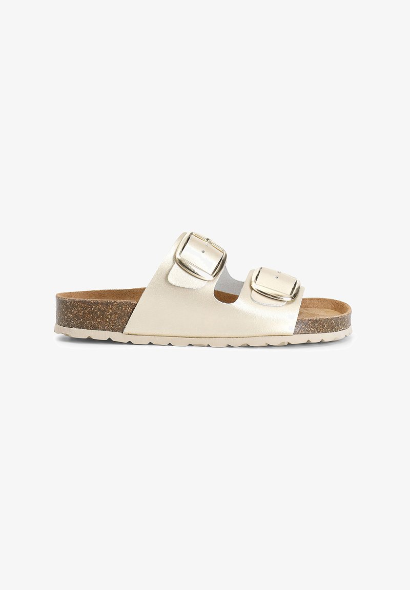 Twee-buckle slide sandaal in metallic gouden synthetisch materiaal. Voorzien van een kurken voetbed en een gestructureerde rubberen zool. Platte profiel met open teen.
