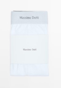 Boxer in cotone bianco con un elastico grigio chiaro che presenta il logo "Massimo Dutti". Imballati con una fascia bianca che mostra il nome del marchio.