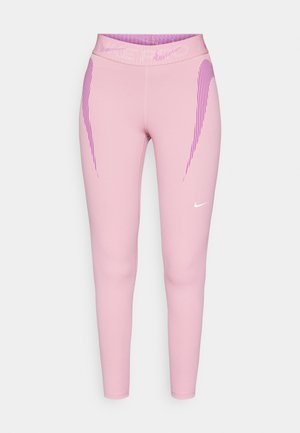 Leggings sportivi rosa con un design aderente, caratterizzati da una vita testurizzata e strisce verticali viola lungo i lati. Logo bianco piccolo presente.