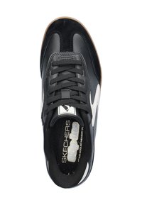 Zwarte sneaker van leer en suède, met een gestructureerd oppervlak, vetersluiting aan de voorkant en contrasterende witte accenten. Geheugen-schuim binnenzool.
