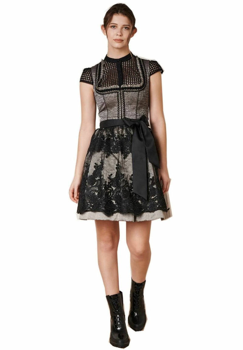 Schwarzes und silbernes Kleid mit einem eng anliegenden Oberteil mit strukturiertem Muster und einem ausladenden Spitzenrock, akzentuiert mit einem schwarzen Ripsband.