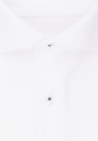 Maglietta polo bianca con colletto classico, dotata di chiusura a bottoni con un accento blu scuro. Tessuto liscio con un design pulito e minimalista.