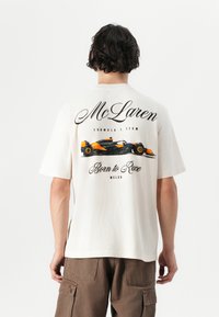 Abercrombie & Fitch - FORMULA 1  - Marškinėliai su spaudiniu - white Miniatiūros vaizdas 1