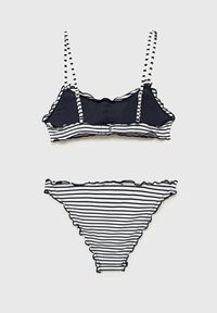 Bikini komplet s črtastim vzorcem, ki vključuje temno modro zgornji del z nastavitelnimi naramnicami in volančkom, v kombinaciji z ujemajočimi se nizkimi hlačkami z volančki.