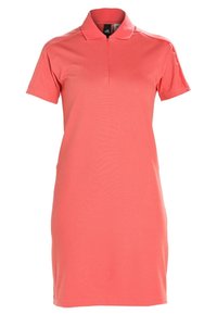 Korallowa sukienka polo wykonana z lekkiego materiału, z klasycznym kołnierzykiem, krótkimi rękawami i prostym krojem, o prostej, jednolitej stylistyce.