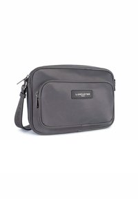 Borsa a spalla in tessuto grigio con superficie texture, tasca frontale con zip e forma rettangolare. Presenta un logo del marchio con tracolla staccabile.