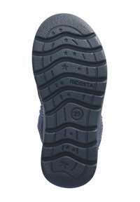 Suela de zapato de goma azul con superficie de agarre texturizada, que presenta patrones ondulados y acentos de estrellas. Imprimido con "RICOSTA" y talla "23."